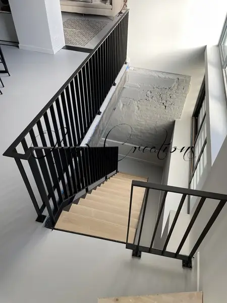 Escalier Belgique droit avec garde corps barreaudage