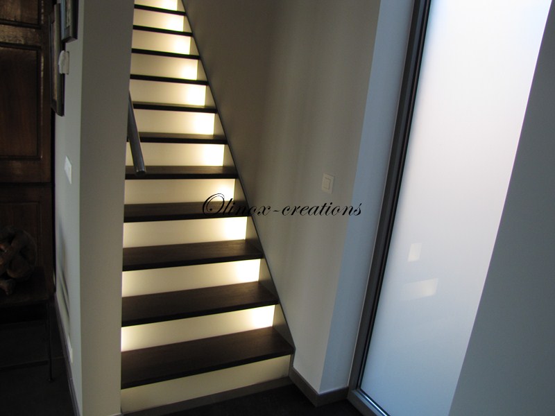 Escalier droit contre marches en verre