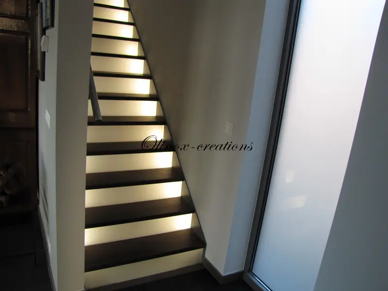 Escalier droit contre marches en verre