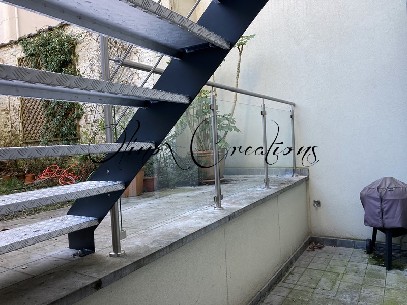 Escalier avec garde corps inox