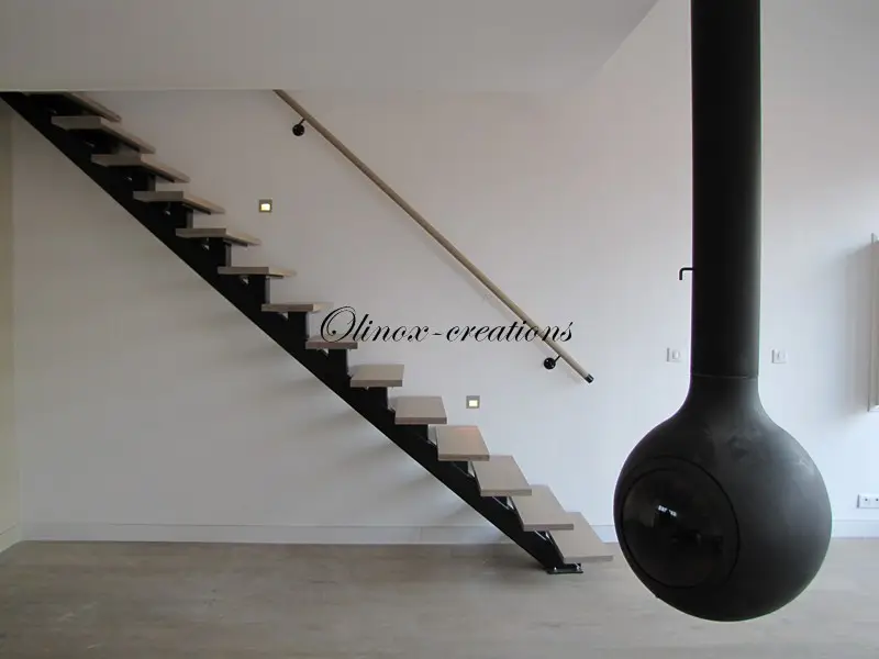Escalier limon central m&eacute;tal peint