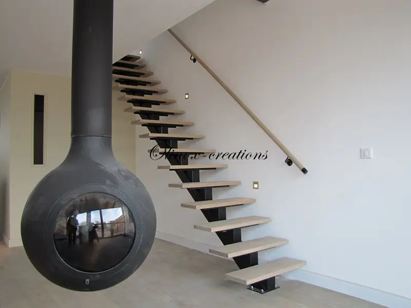 Escalier limon central m&eacute;tal peint noir