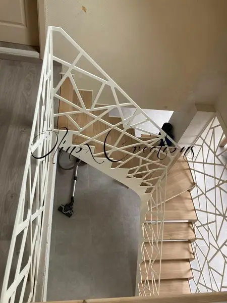 Belgique escalier Quart tournant limon et garde corps m&eacute;tal peint