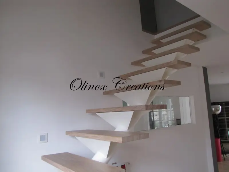 Escalier quart tournant tube central m&eacute;tal peint blanc