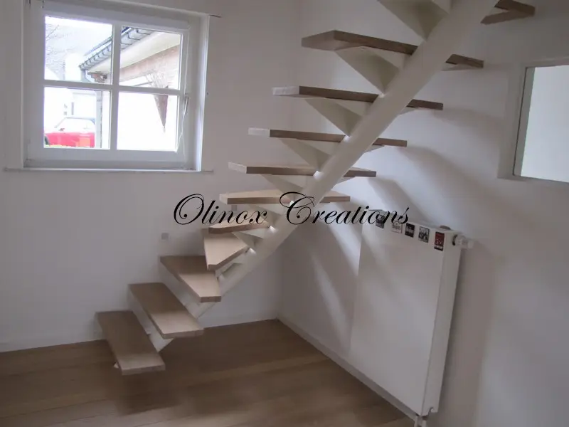 Escalier quart tournant tube central m&eacute;tal peint