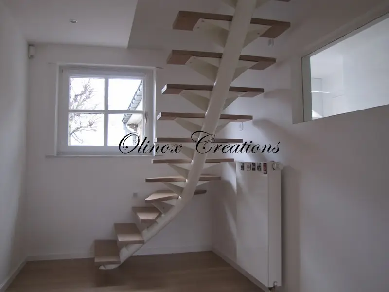 Escalier quart tournant tube central cintr&eacute;