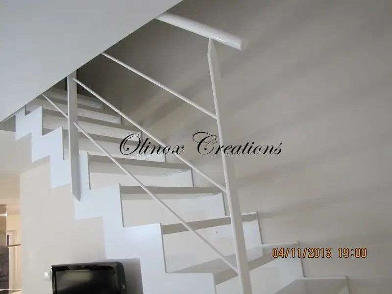 Escalier accompagn&eacute; d'un garde corps m&eacute;tal peint
