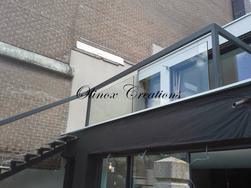 Garde corps sur terrasse en verre