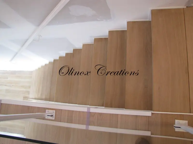 Garde corps int&eacute;rieur en verre et main courante escalier