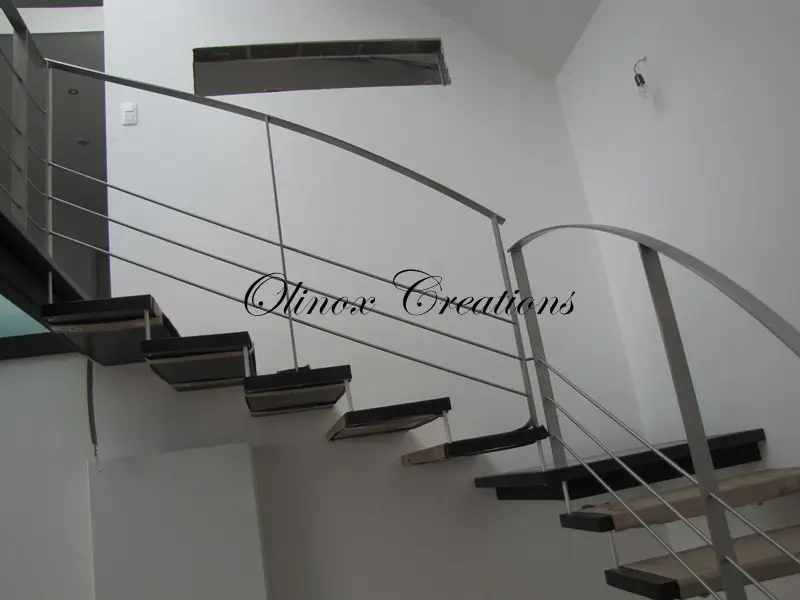 Garde corps cintr&eacute; sur escalier a&eacute;rien