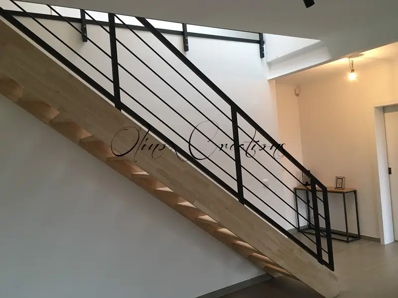 Garde corps m&eacute;tal peint sur escalier bois