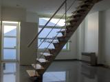 Escalier limon central en inox