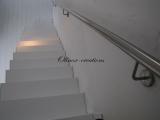 Escalier marches époxy blanc avec main courante au mur