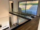 Passerelle en verre transparent