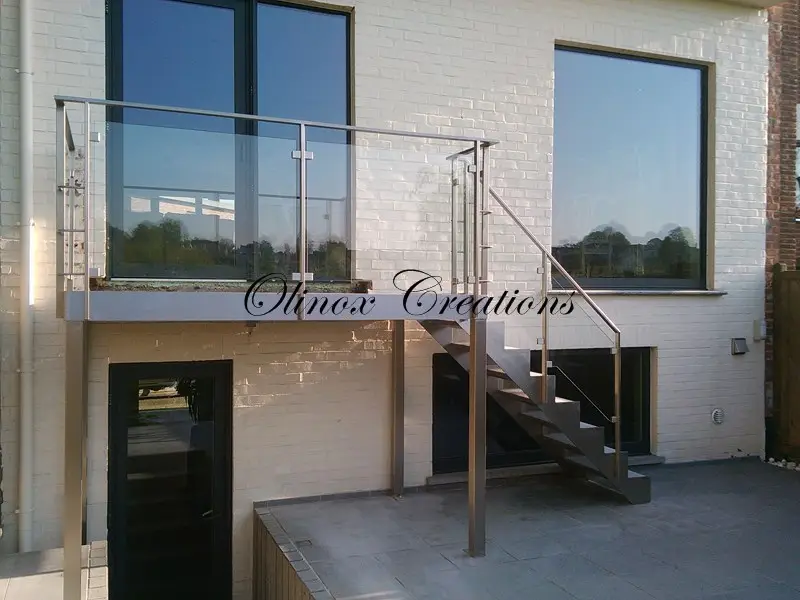 Structure inox brossé  et palier avec garde corps inox